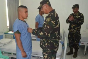 8 wounded soldiers in NegOcc get medals